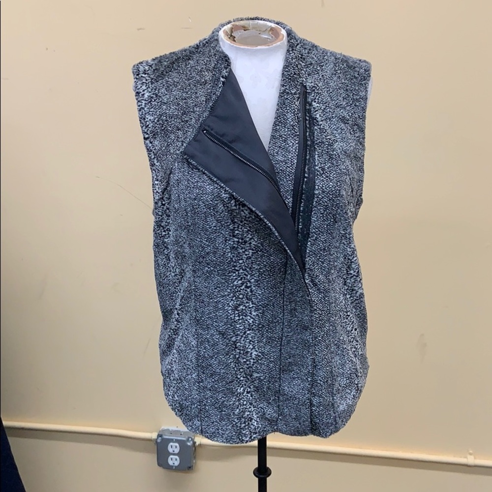 Rachel Roy super soft vest w/ pockets! Sz - M